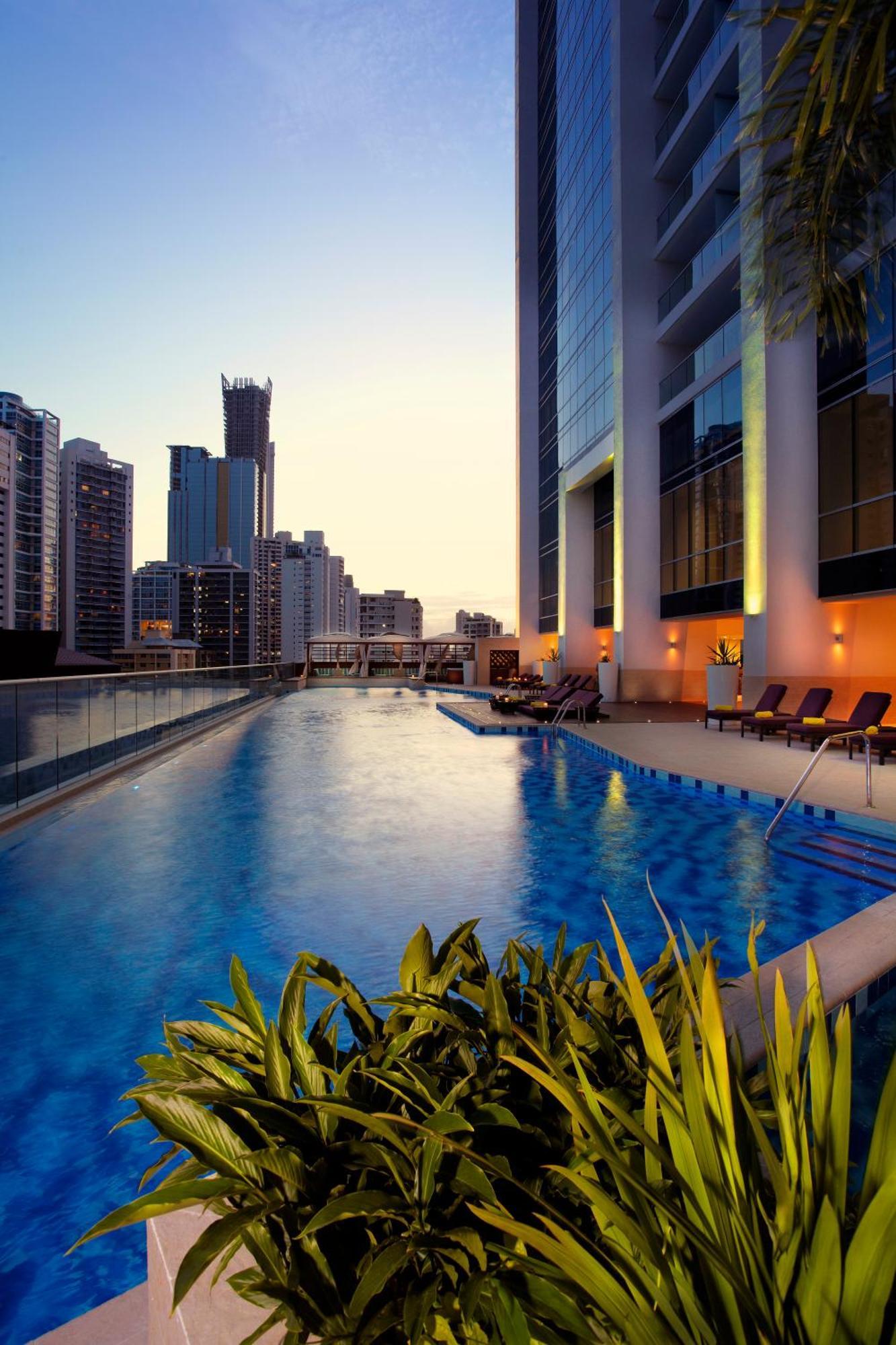 Megapolis Hotel Panama Екстер'єр фото The pool at the hotel