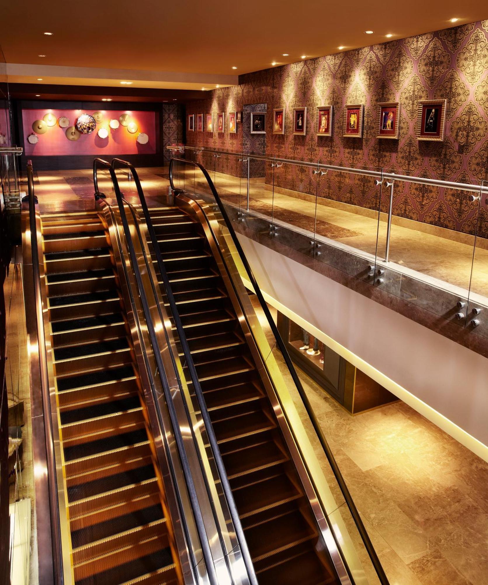 Megapolis Hotel Panama Екстер'єр фото Escalator at the entrance of the hotel