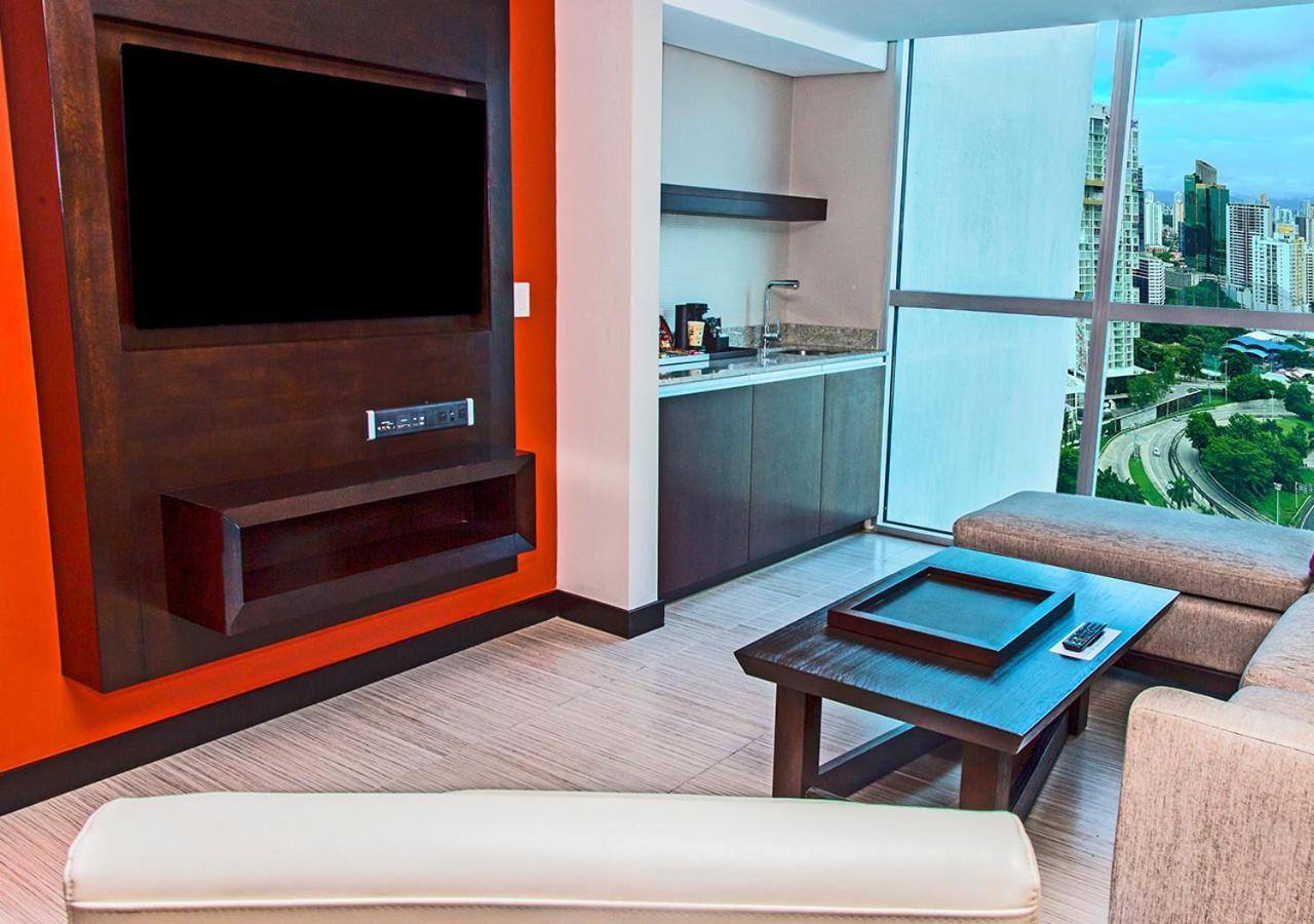 Megapolis Hotel Panama Екстер'єр фото A living room with a wet bar