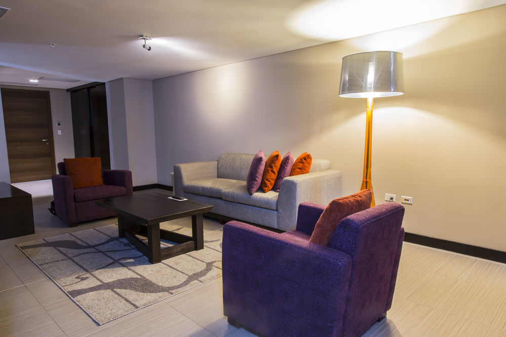 Megapolis Hotel Panama Екстер'єр фото A living room in a hotel suite