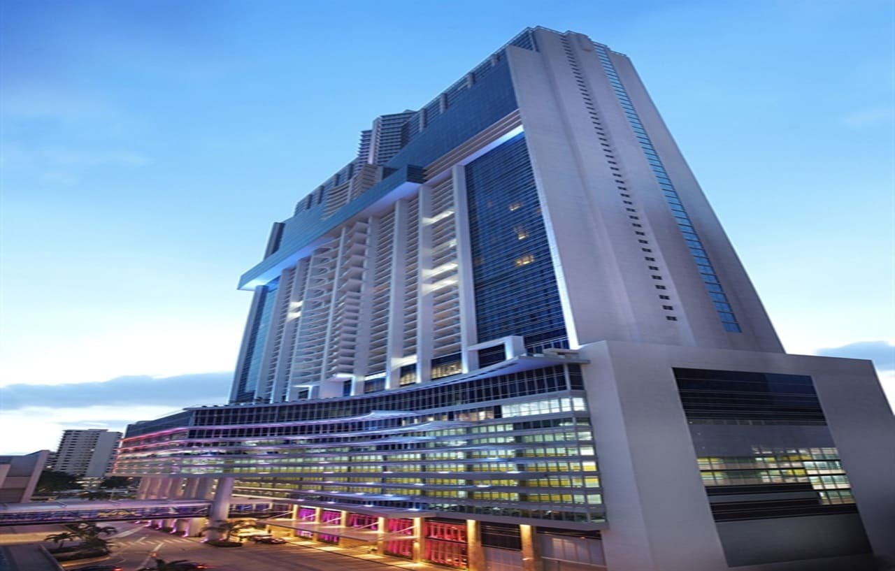 Megapolis Hotel Panama Екстер'єр фото The hotel at night